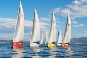 Régate de voiliers de course sur l’eau, illustrant un sport en r parmi les sports nautiques.