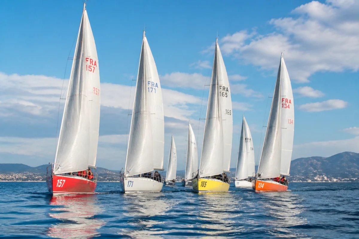 Régate de voiliers de course sur l’eau, illustrant un sport en r parmi les sports nautiques.