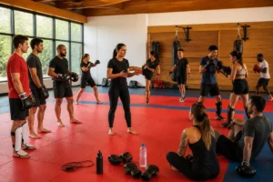 Punch Club à Clères : groupe inclusif s’entraînant aux sports de combat avec une coach en salle lumineuse